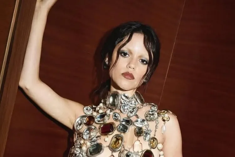 Foto da atriz Jenna Ortega nos Emmys 2025
