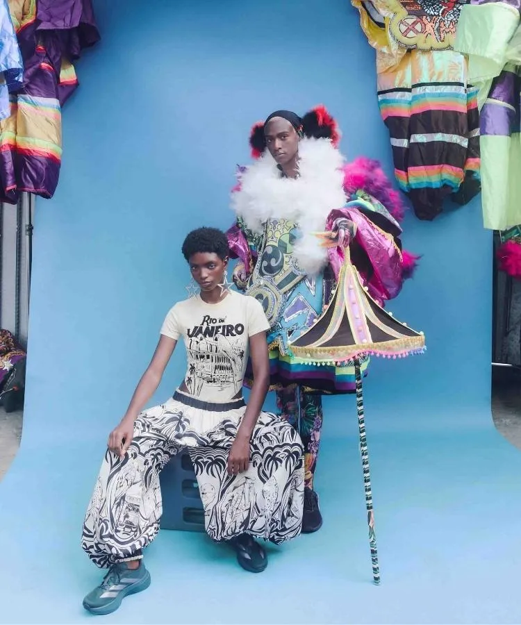 Modelos na campanha da coleção de carnaval da FARM Rio inspirada nos bate-bolas