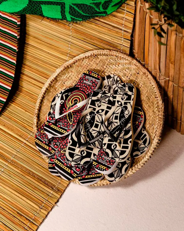 Várias Havaianas coloridas em uma cesta.