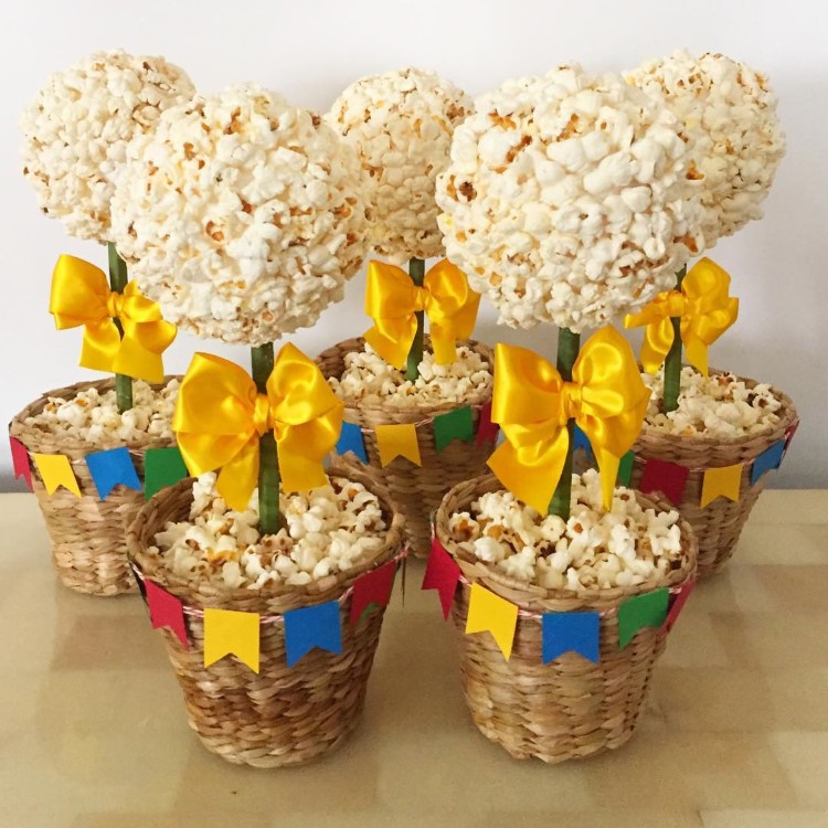 Centros de mesa decorados de pipoca, decoração de festa junina