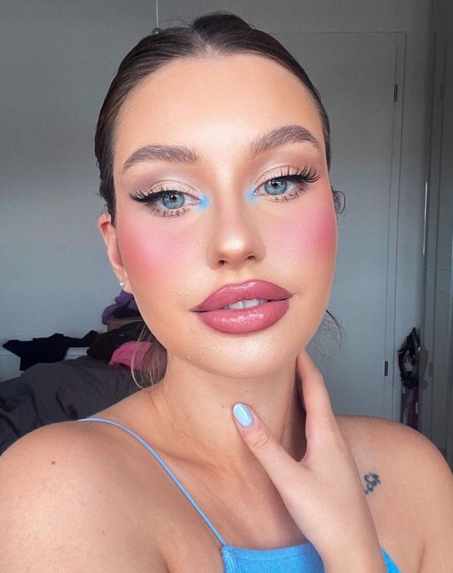Foto de mulher com ponto de cor azul no olho