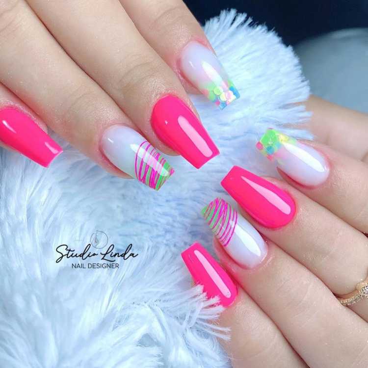 Unhas decoradas rosa neon.