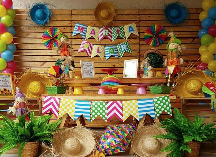 A imagem representa painel de pallet em decoração de festa caipira