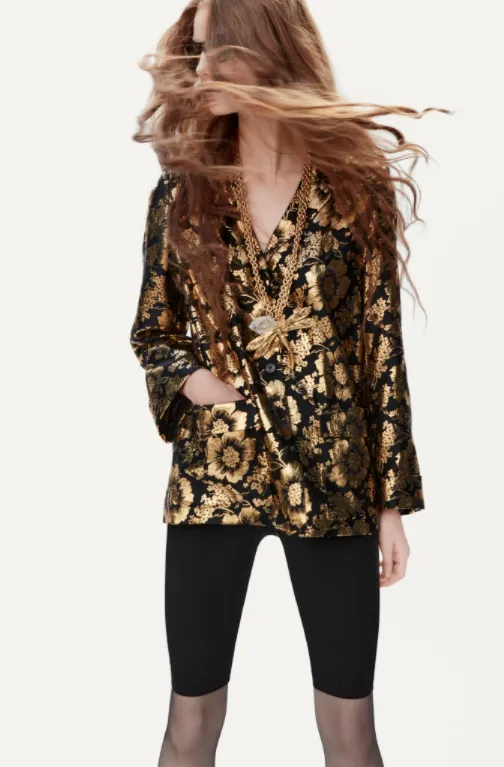 Saint Laurent SS21: Blusa túnica floral dourado com bermuda ciclista