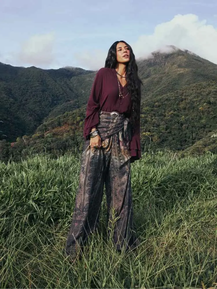 Atriz Yanna Lavigne usando look de outono inverno de sua coleção com a Garage Rio