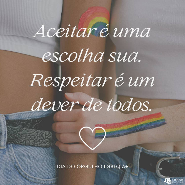 Foto de duas pessoas de pele clara usando cropped branco e calça jeans, com tinta nos braços nas cores da bandeira LGBT e frase "Aceitar é uma escolha sua. Respeitar é um dever de todos. "