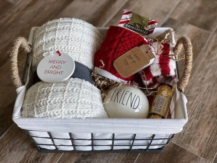 Cesta com cobertor para natal e doce
