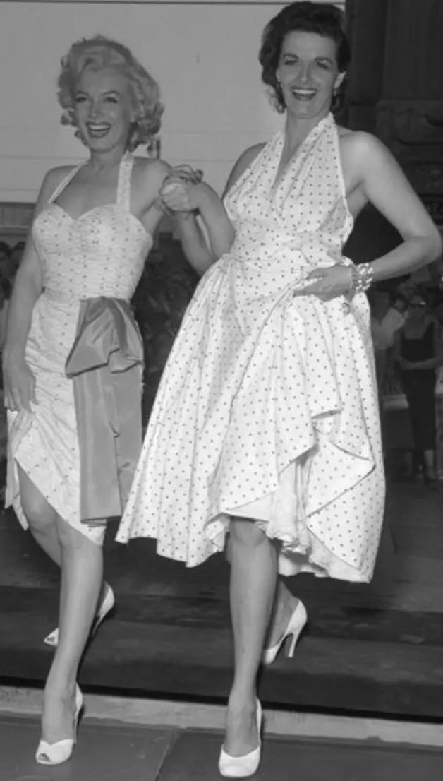 Marilyn Monroe e Jane Russell no Chinese Theater em Los Angeles, 1953. Marilyn Monroe e Jane Russell no Chinese Theater em Los Angeles, 1953.