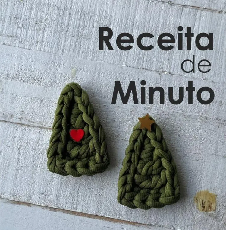 2 Minis árvore de Natal de crochê sob superfície de madeira