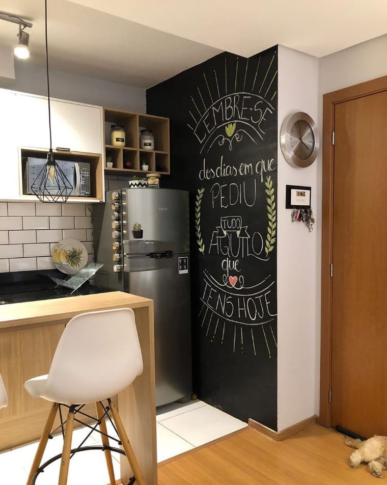 Cozinha com frase na parede 
