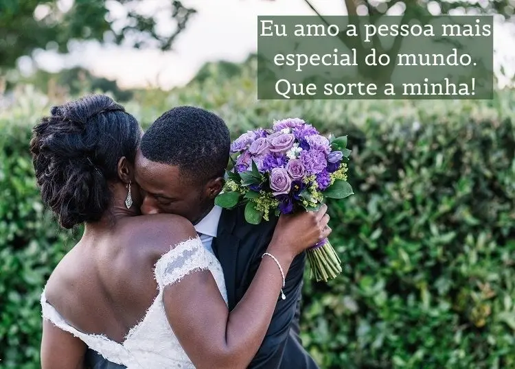 Foto de mulher de pele negra usando vestido de noiva e segurando buquê, abraçada com homem de pele negra usando terno e frase "Eu amo a pessoa mais especial do mundo. Que sorte a minha!"