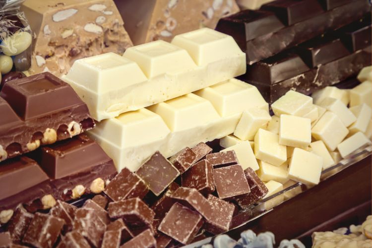 foto com chocolate branco, ao leite e amargo. 