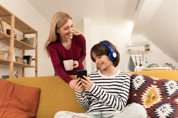 menino mostrando Playlist personalizada à mãe