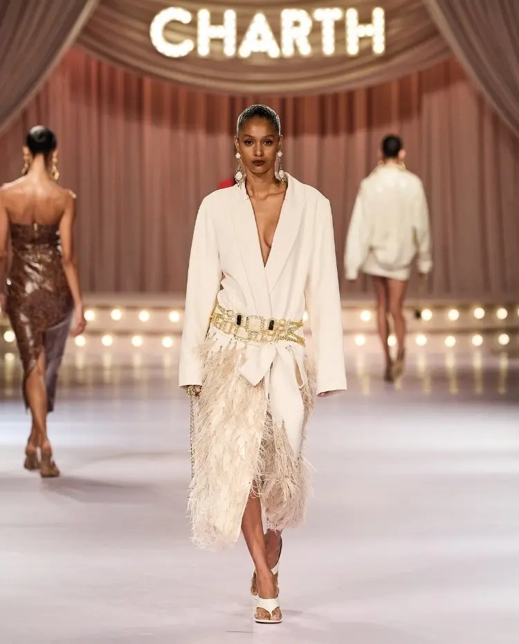 Foto de modelo na passarela durante o desfile da Charth para a coleção "Action"