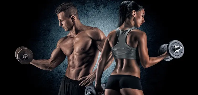 Fitness - casal com corpos perfeitos fazendo exercício 