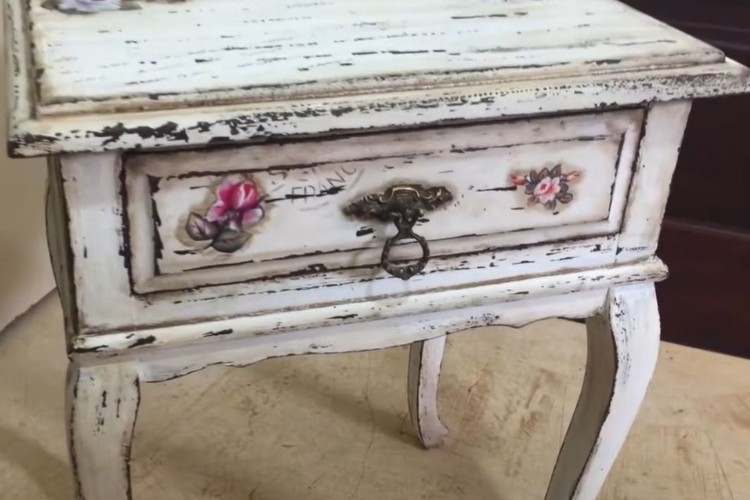 Mesa de cabeceira em pátina, pintura e decoupage 