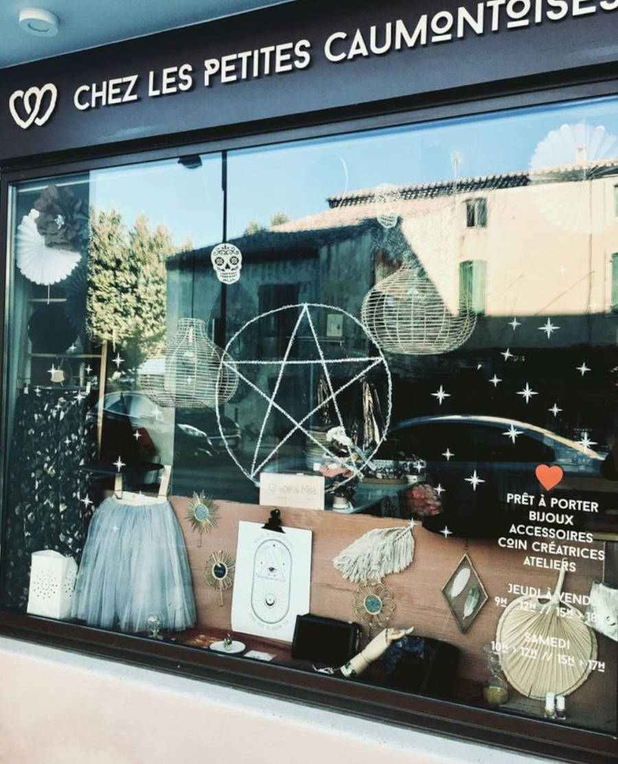 Foto de elementos pretos na vitrine de Halloween, caveiras e pentagrama