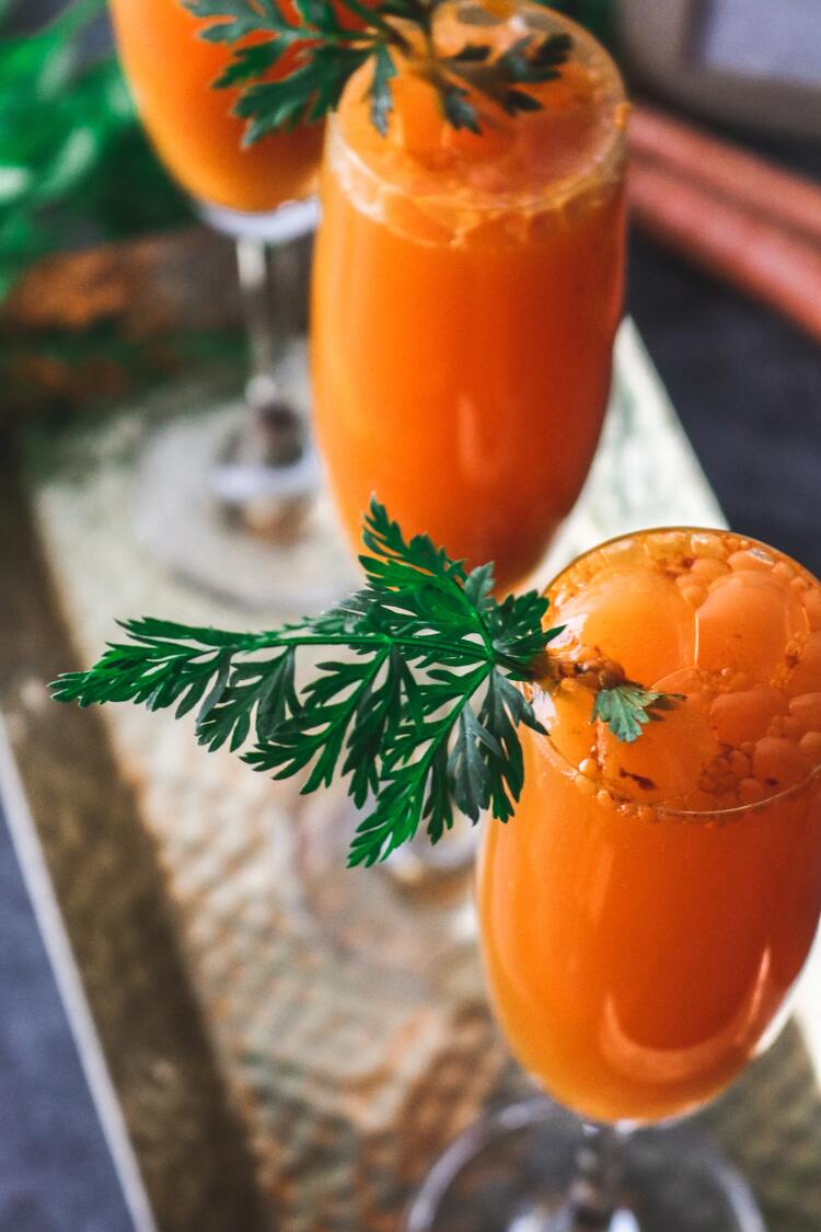 Dois copos de suco de cenoura.