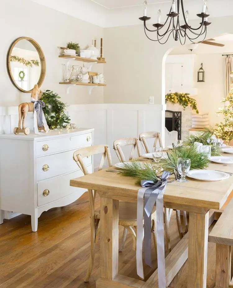 Foto de mesa de jantar decorada para o Natal.