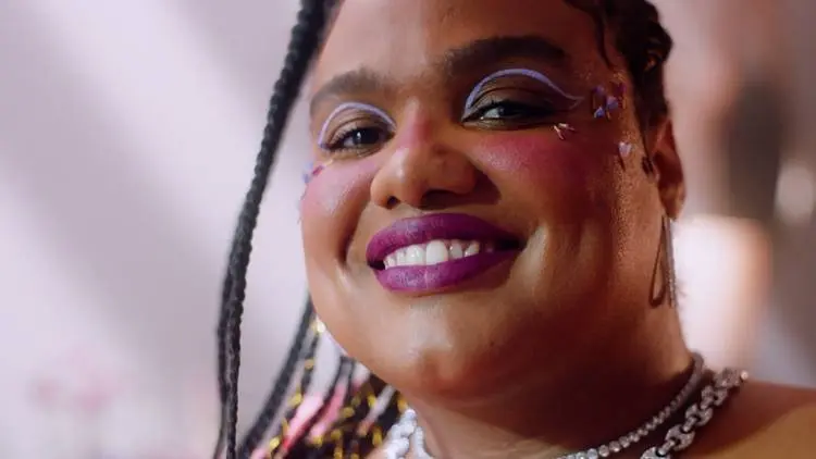 Foto do filme da campanha Mês Violeta.