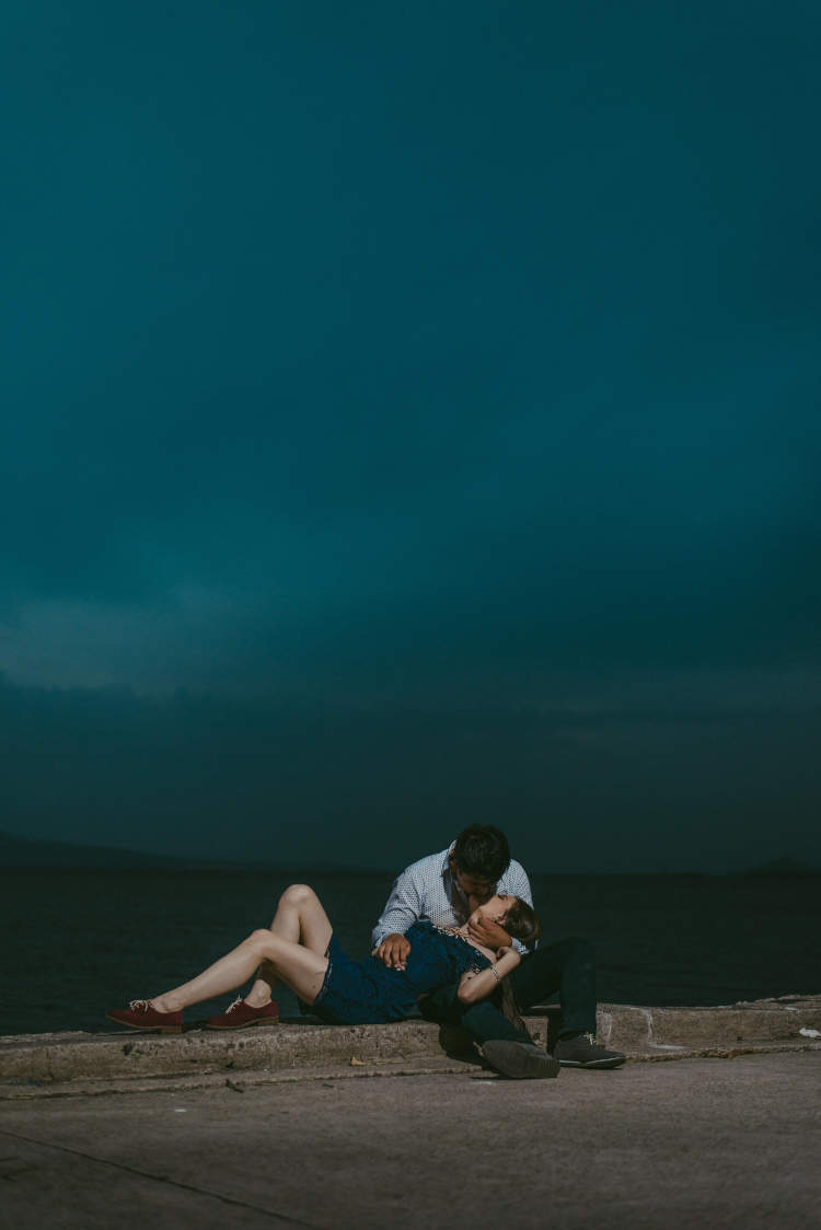foto de casal se beijando na calçada