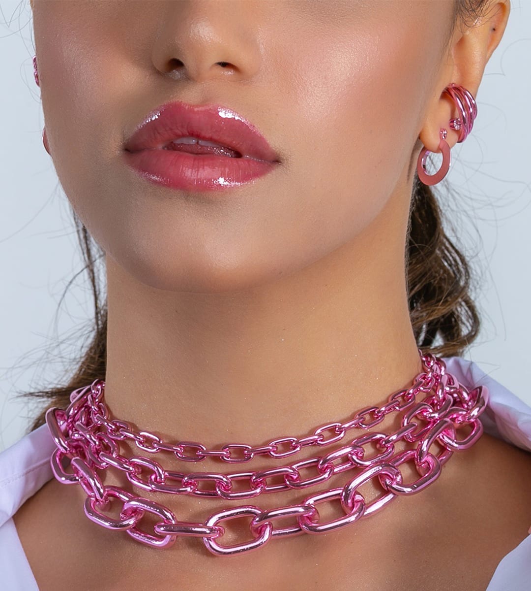 colar com correntes em rosa