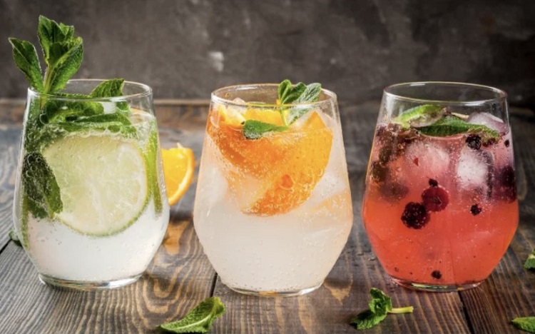 Três tipos de Gin, um com limão, um com laranja e o último, com frutas vermelhas. Os 3 drinks com gin