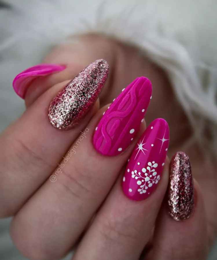 Unhas em gel decoradas com textura viva magenta e glitter.