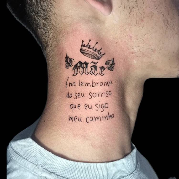 A imagem exibe uma tatuagem no pescoço de uma pessoa, apresentando a palavra "Mãe" com asas e uma coroa acima. Abaixo, a frase "É na lembrança do seu sorriso que eu sigo meu caminho" é escrita em outra fonte. A tatuagem é em preto e o fundo escuro realça a pele.







