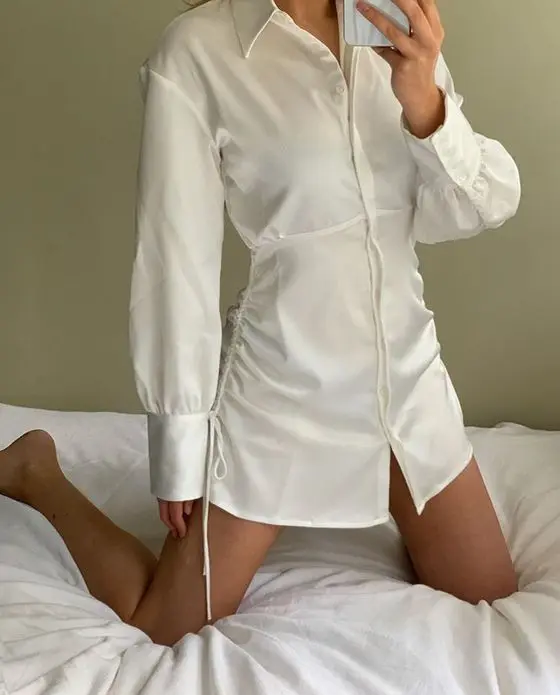 Vestido acetinado chemise com franzido lateral. 