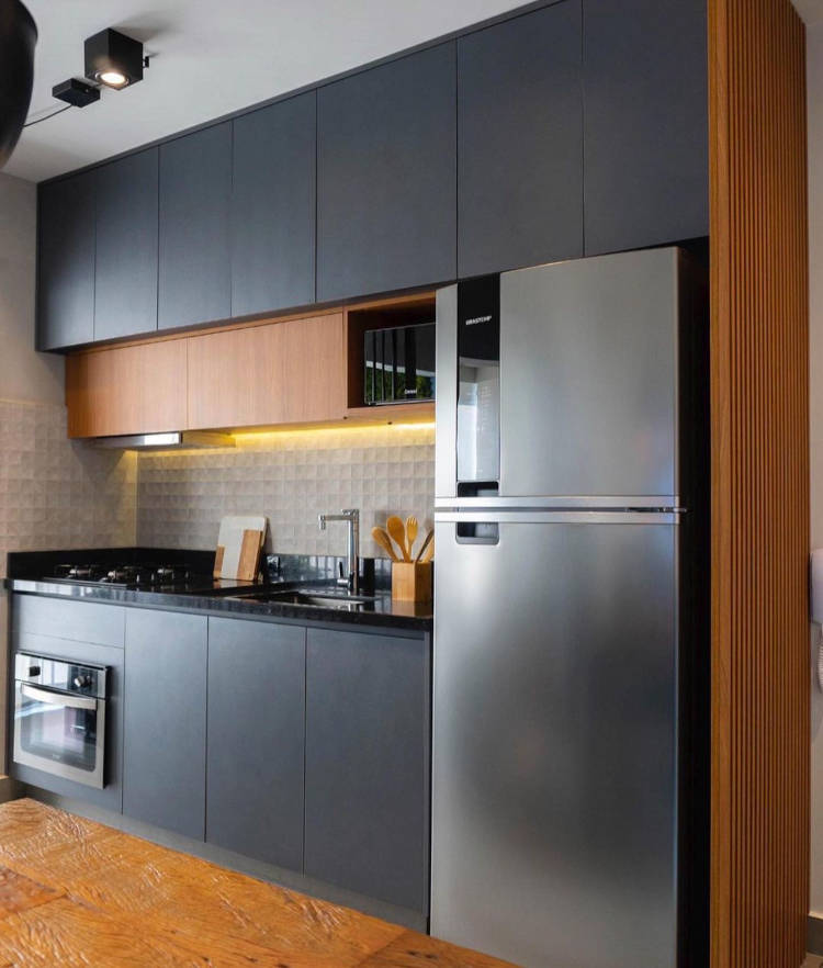 Cozinha com forno embutido e cooktop.