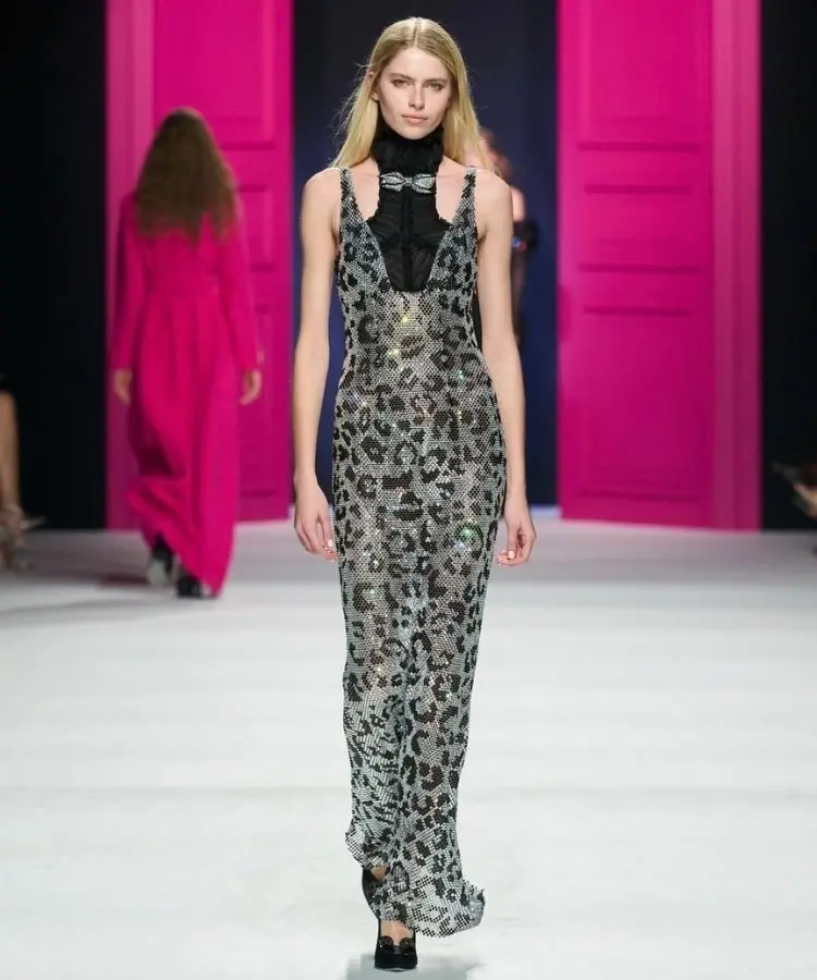 Modelo usando animal print, uma das tendências da Semana de Moda de Milão Outono Inverno 2026