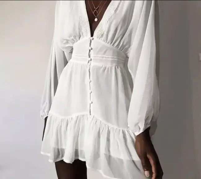 Modelo usa vestido curto estilo boho