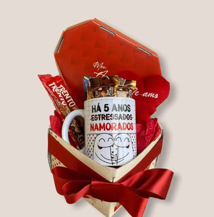 Cesta com corações, doces e caneca