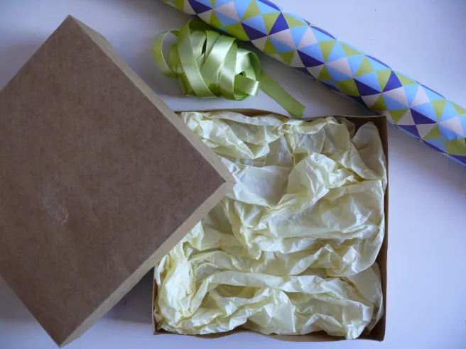 passo a passo embrulhar caixa de presente com papel seda