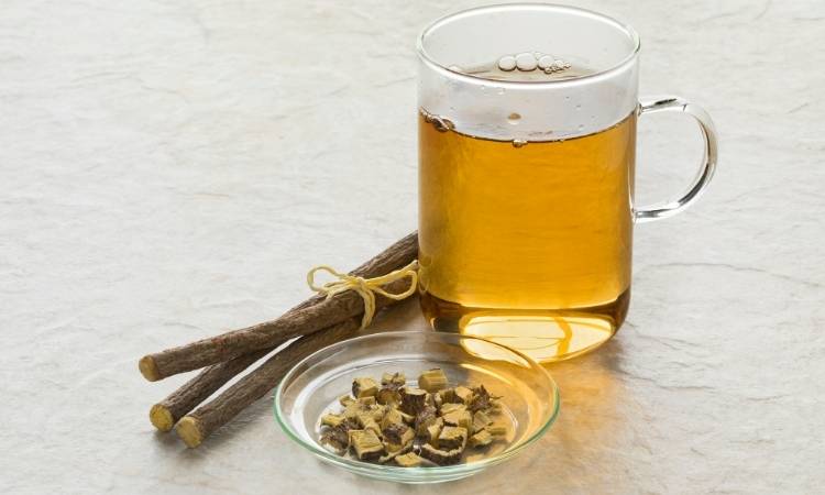 Bebida feita com raiz de alcaçuz. Chá de alcaçuz.