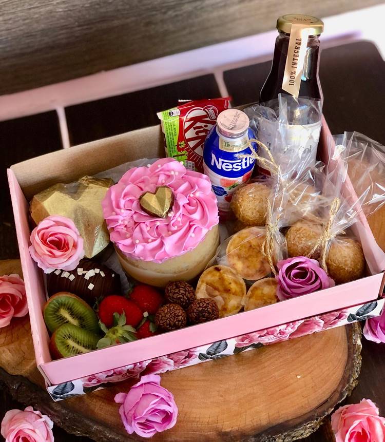 cesta de doces, frutas, bolo, chocolate, danone e suco