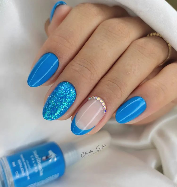 Unhas decoradas em tons de azul com Glitter, francesinha e pedraria