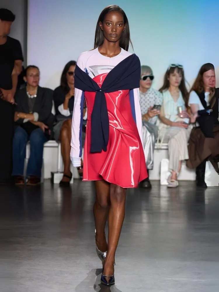 Foto de modelo usando vestido vermelho Kate Barton na passarela da NYFW