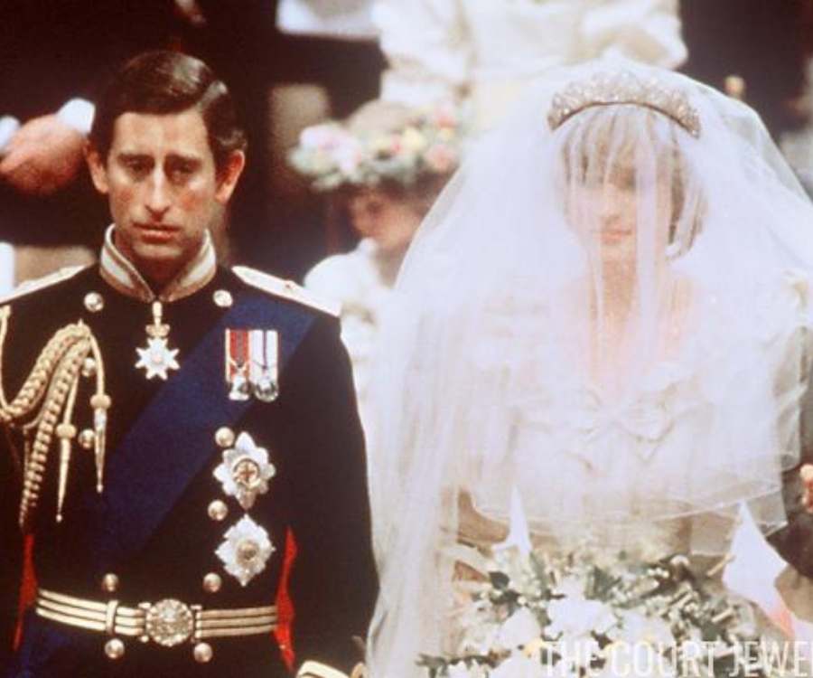 Princesa Diana de noiva usando a Tiara Spencer e ao lado do seu noivo, o príncipe Charles. Casal está na cerimônia do casamento.