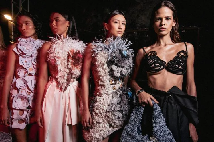 Modelos usando 3 looks do desfile de Melkzda no DFB Festival 2024