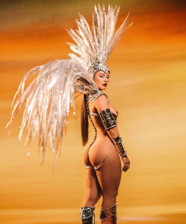 Paolla Oliveira no Carnaval 2023: fantasia com penas prateadas e pouca roupa.