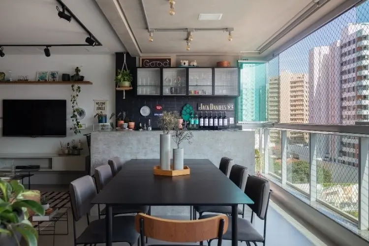 Foto de varanda decorada com bancada de cimento queimado e parede de subway tiles pretos