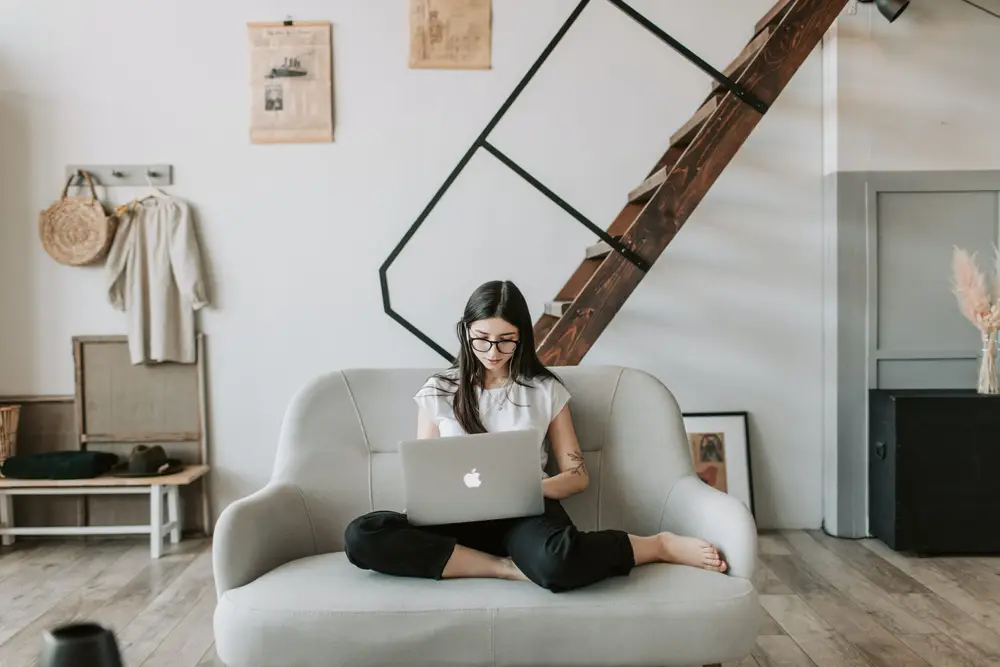 mulher sentada no sofá com seu notebook Comércio eletrônico