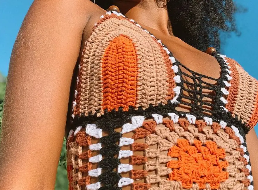 Cropped de crochê com amarração no entre busto