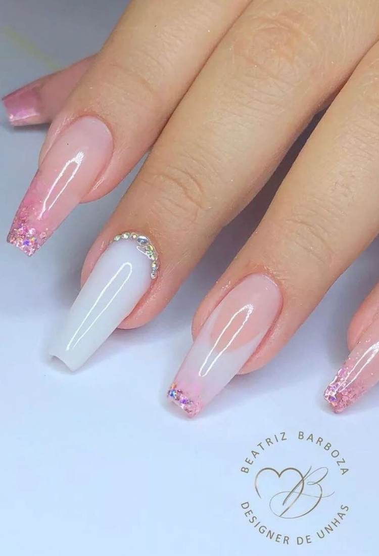 Unhas bailarinas brancas com pedrarias e glitter rosa 