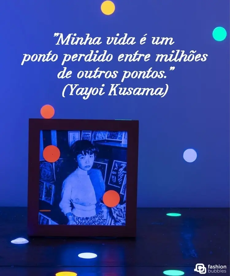 Foto de obra de Yayoi Kusama com frase da artista escrita em cima