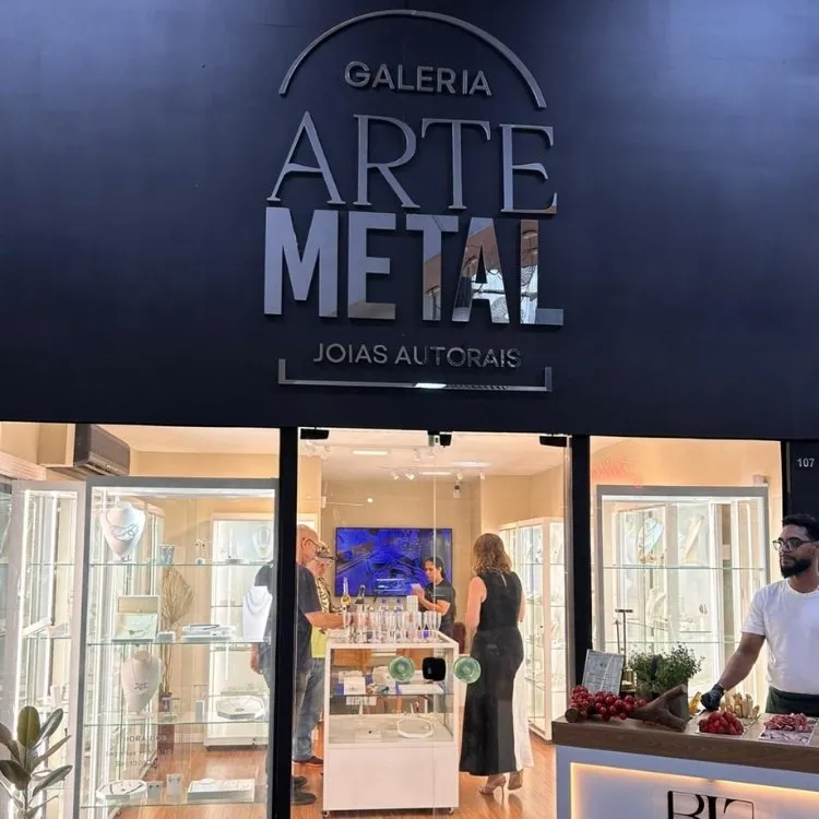 Vitrine da joalheria coletiva Galeria Arte Metal