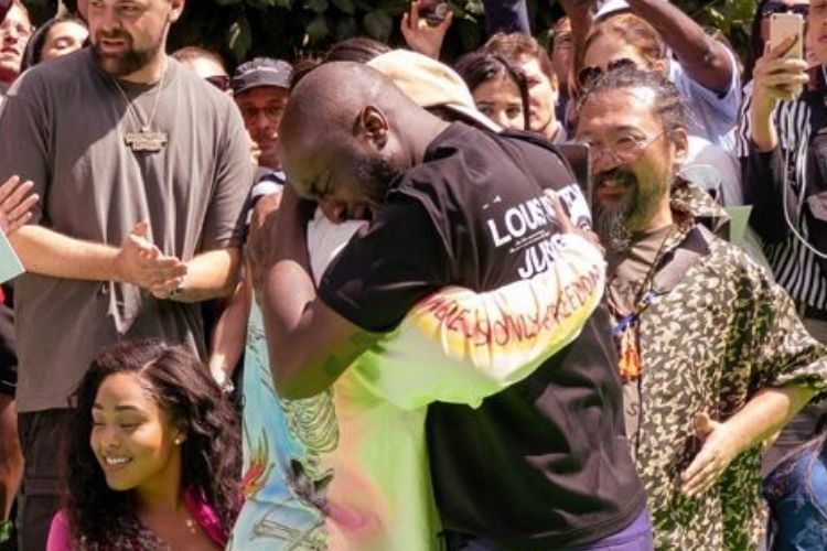 Virgil Abloh e Kanye West se abraçando Virgil Abloh e Kanye West