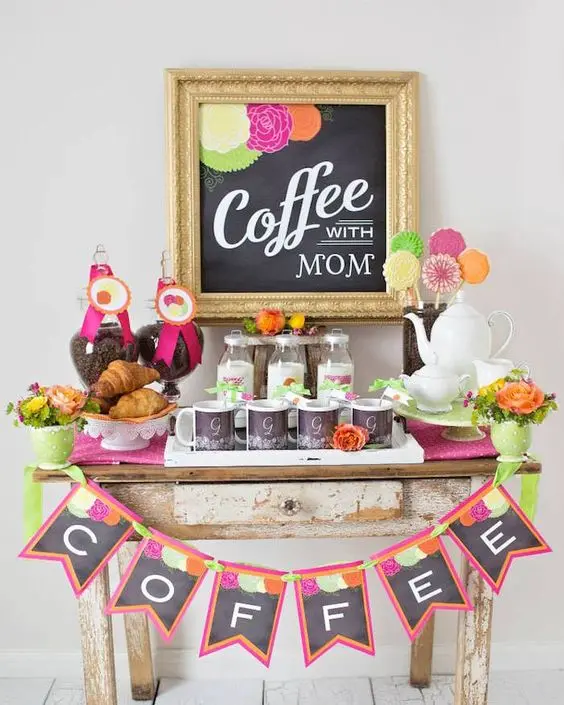 Mesinha de madeira com bar de café para a mãe